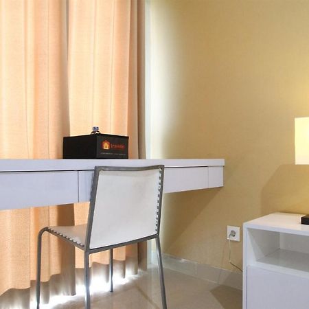 Comfortable Studio Apartment Grand Dhika City By Travelio Бекаси Экстерьер фото